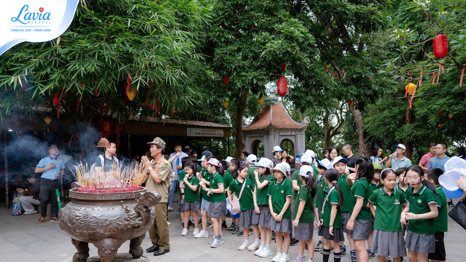 Đoàn lớp 3A8 - Trường ngôi sao Hà Nội thắp hương tại Đền Hùng