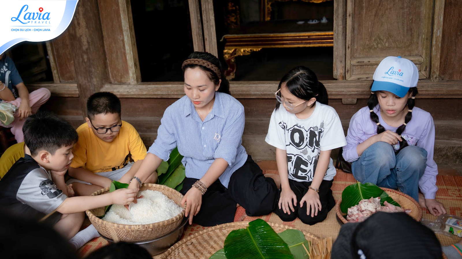 Đoàn lớp 3A8 - Trường ngôi sao Hà Nội trải nghiệm gói bánh trưng