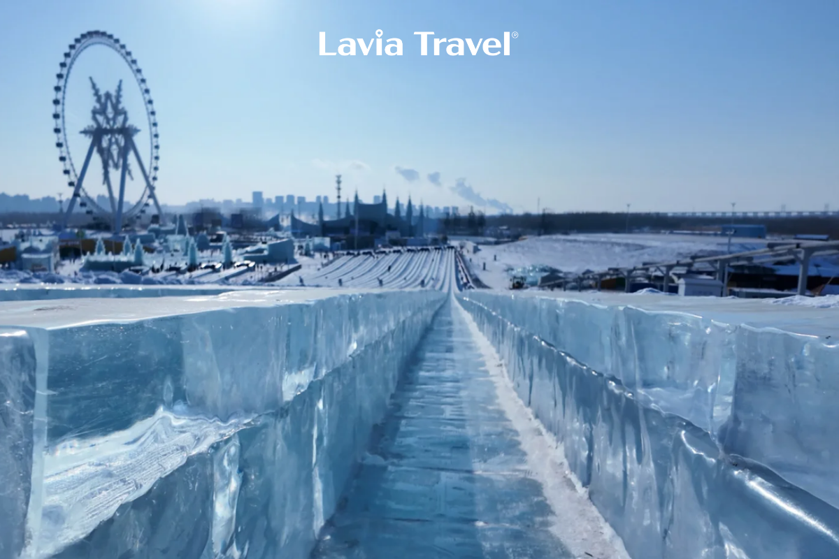Cầu trượt băng tại Ice and Snow World Cáp Nhĩ Tân