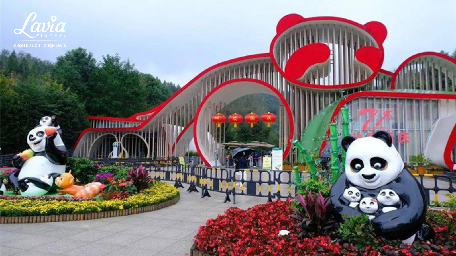 Điểm dừng đầu tiên thường là Công viên Gấu Trúc Thành Đô