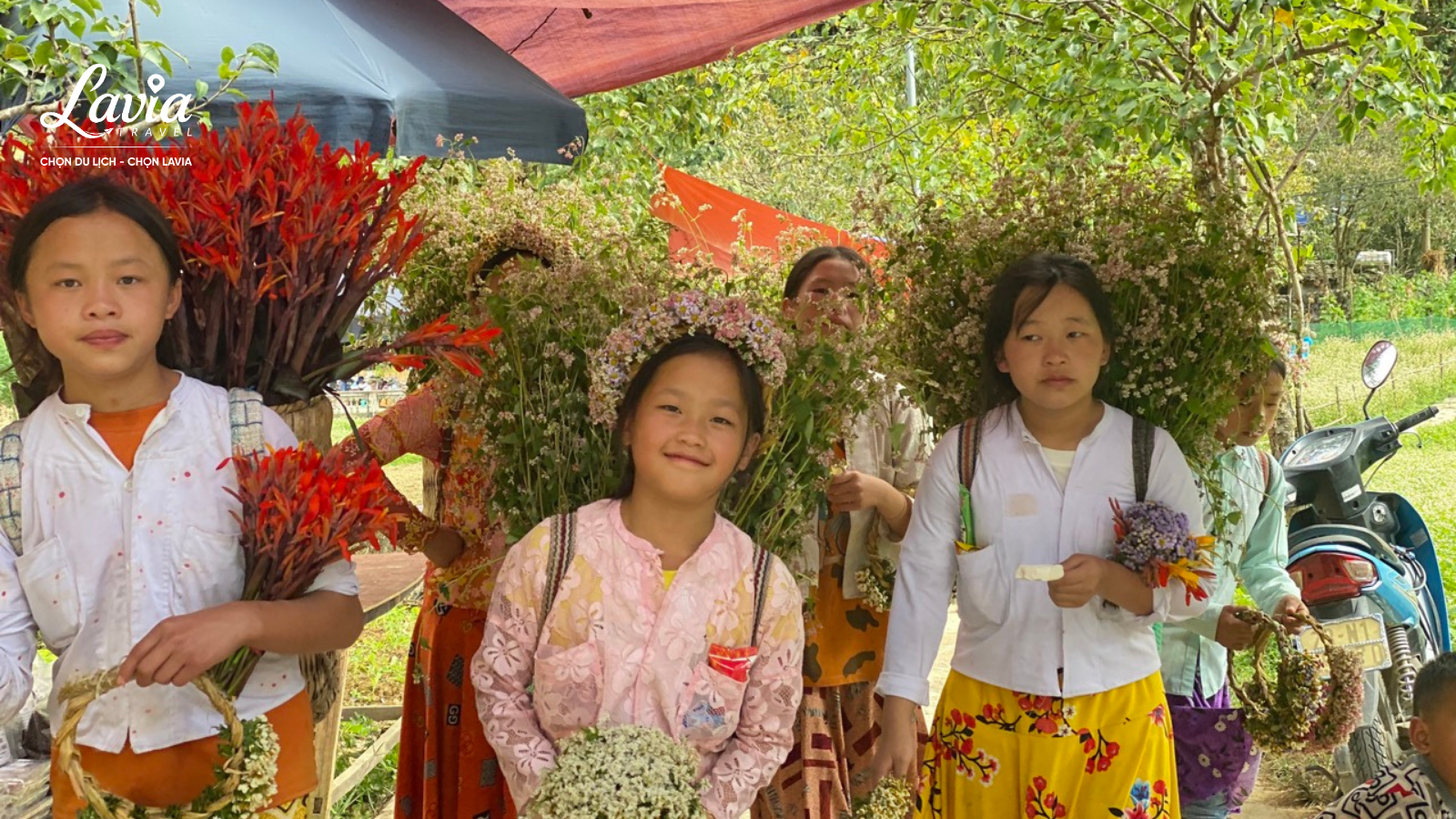 bạn có thể kết hợp trang phục dân tộc hoặc phụ kiện bản địa để tăng chiều sâu cho ảnh.
