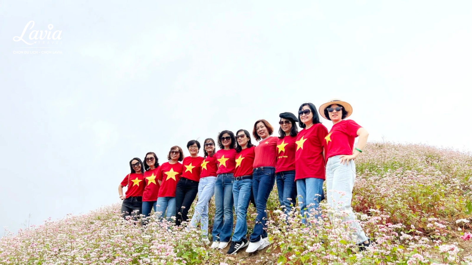Khi tham gia tour Hà Giang, du khách có thể dễ dàng khám phá những địa danh nổi bật như cao nguyên đá Đồng Văn, cột cờ Lũng Cú, đèo Mã Pí Lèng, sông Nho Quế và các cánh đồng hoa tuyệt đẹp.