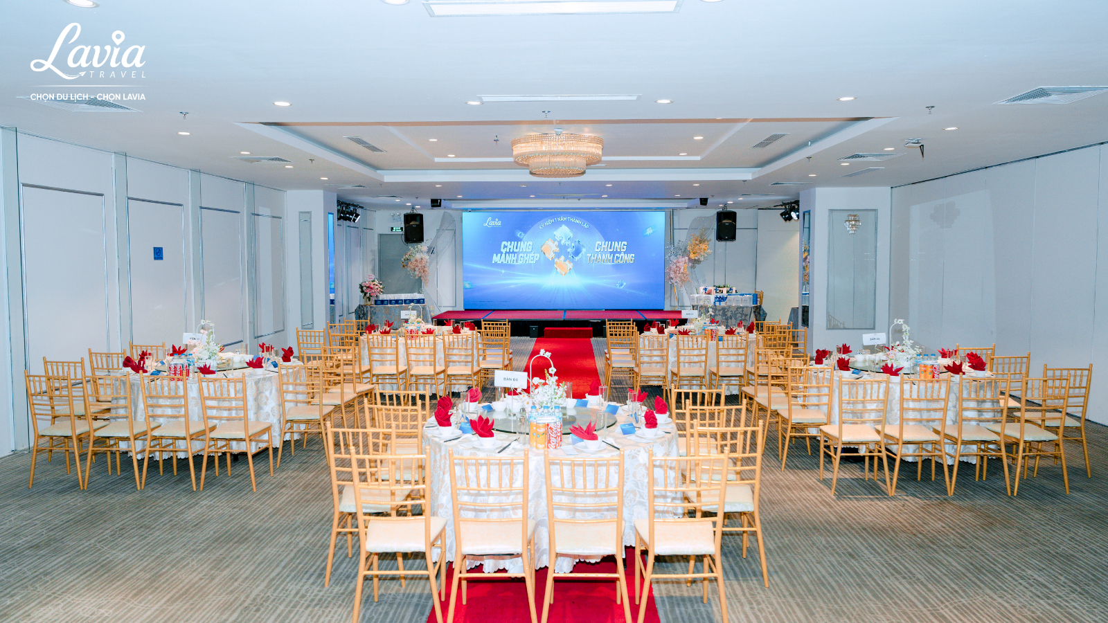 Gala dinner trong nhà phù hợp với các doanh nghiệp ưu tiên tính ổn định, kiểm soát và trang trọng