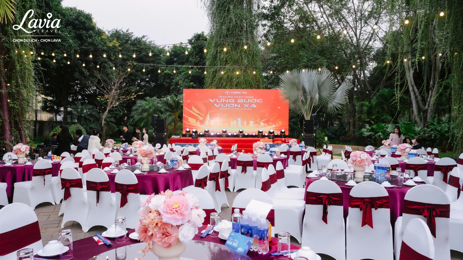Gala dinner ngoài trời phù hợp với các doanh nghiệp muốn tạo cảm giác mới mẻ,