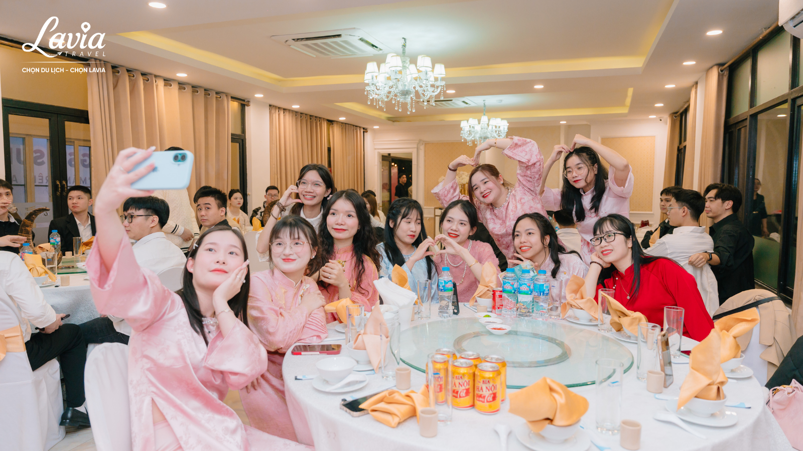Không khí trong nhà thường tạo cảm giác trang trọng, tập trung và có tính nghi thức cao.