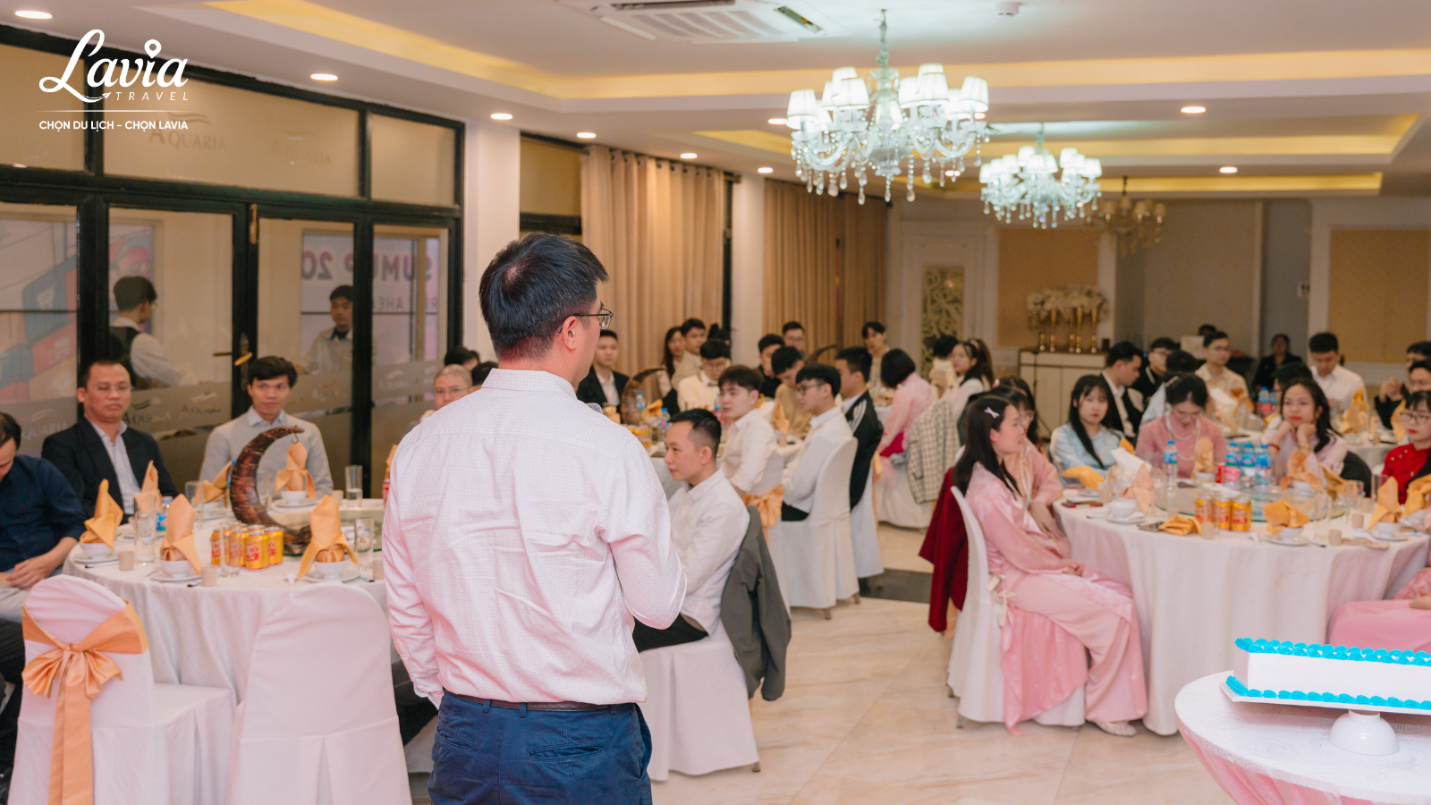 theo ngân sách của công ti 