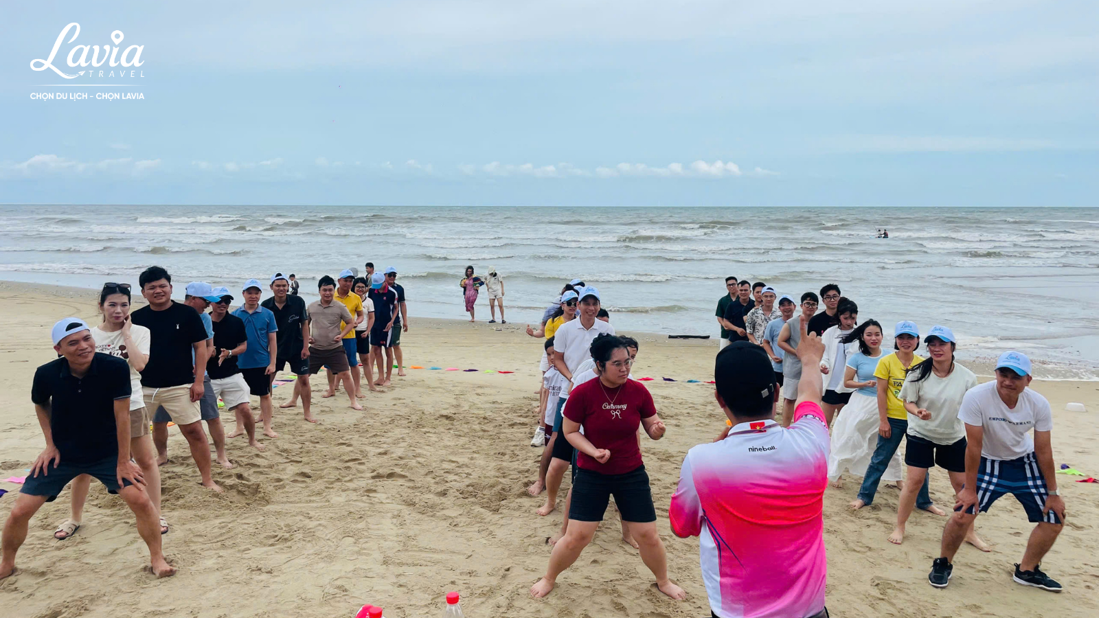 Với yếu tố thời tiết, đặc biệt trong các chuyến biển hoặc hoạt động ngoài trời, cần có phương án trong nhà