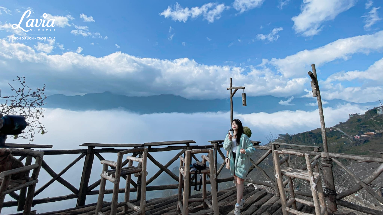 Về trang phục, nên mang áo giữ nhiệt, áo gió, khăn quàng và giày đế bám tốt vì sáng sớm ở Sapa có thể rất lạnh và trơn