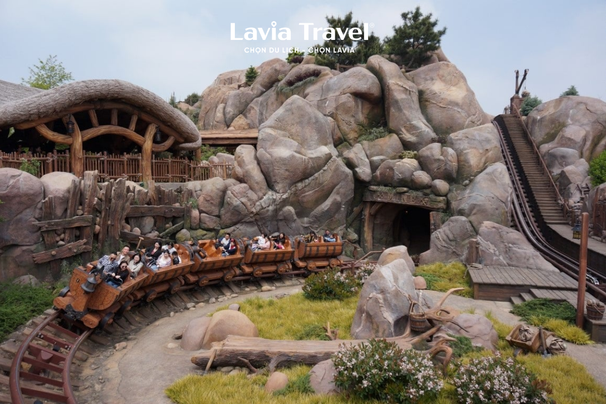Seven Dwarfs Mine Train disneyland Thượng Hải