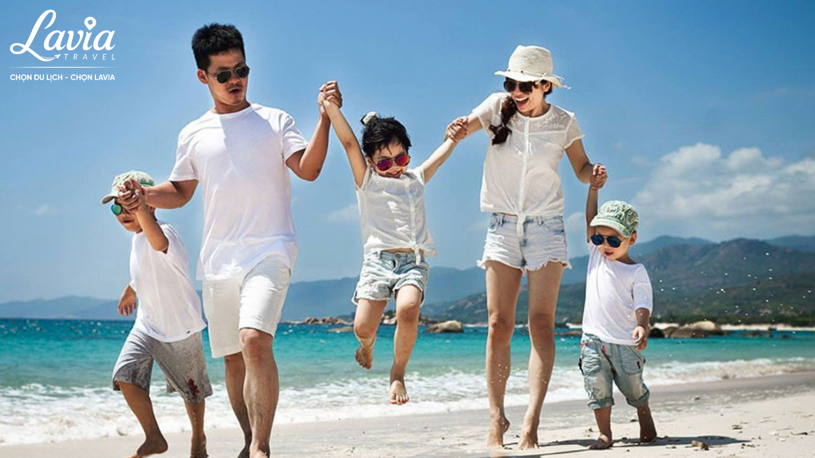 gia đình vui vẻ quầy quần bên nhau đi du lịch 